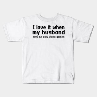 I love it when my husband lets me play video games Kids T-Shirt